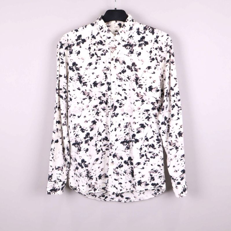 Svartvit mönstrad skjorta upphängd framifrån