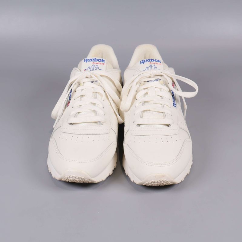 Vita Reebok sneakers framifrån med snören synliga