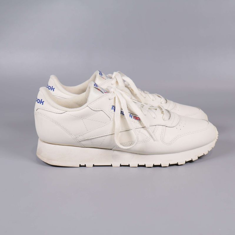 Profilbild av vita Reebok sneakers från vänster