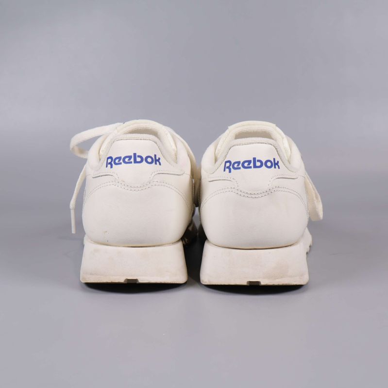 Baksidan av Reebok sneakers med blå logga synlig