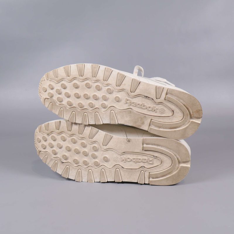 Yttersulor på vita Reebok sneakers med mönstrad sula