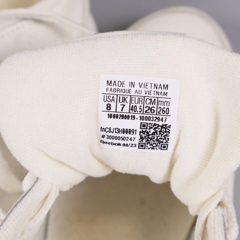 Storleksetikett på insidan av tungan på skon