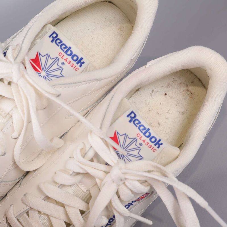 Närbild av Reebok Classic-loggan på tungan