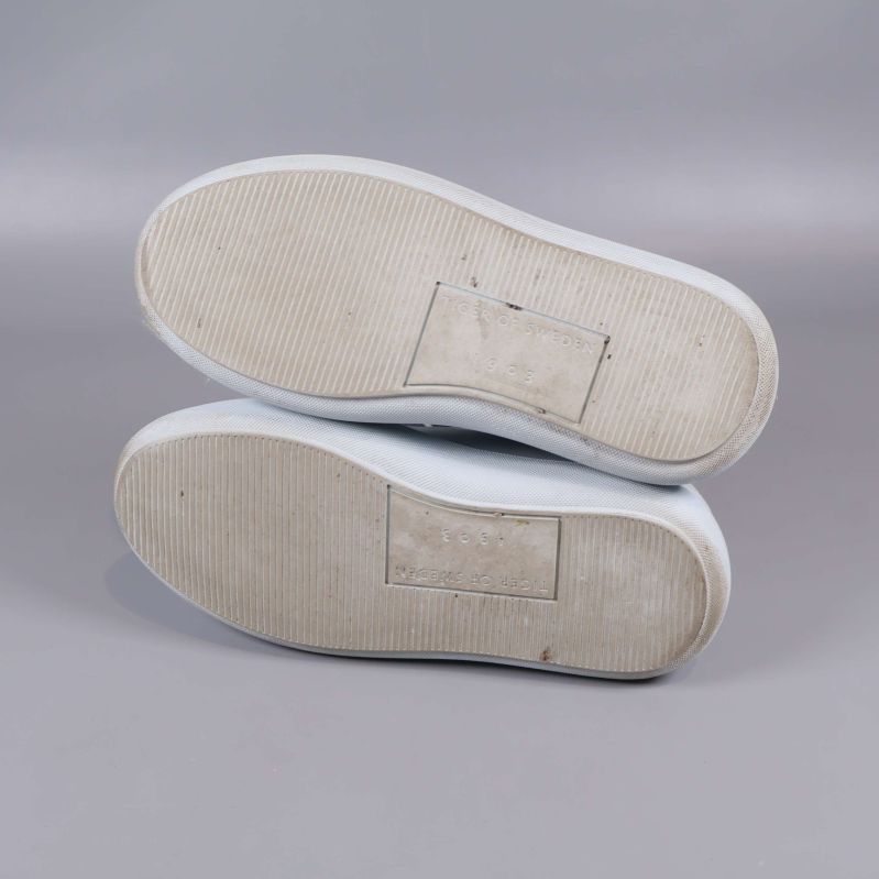 Undersidan av sneakers med synlig sula