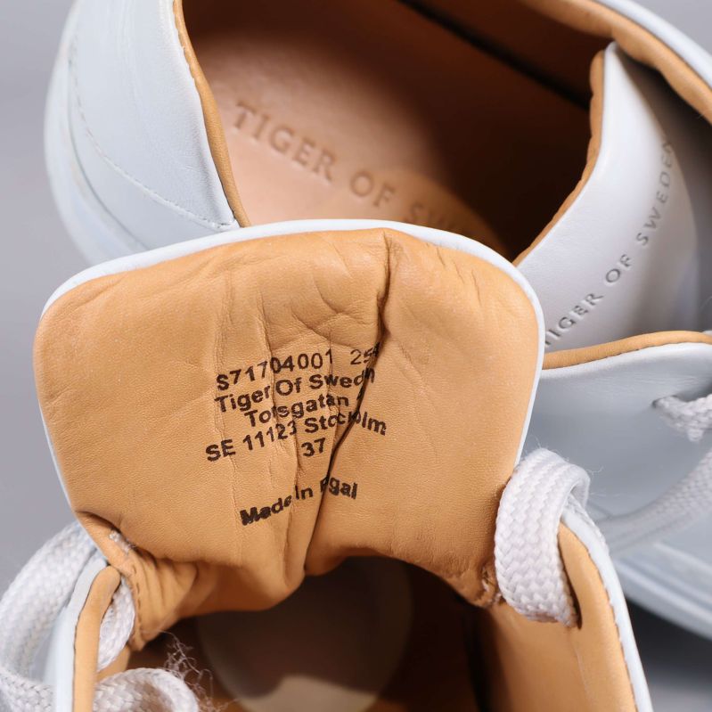 Närbild på etikett Tiger of Sweden och innertunga i skon