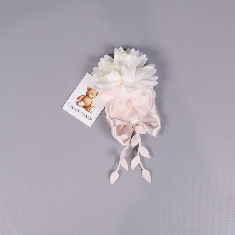 Bukettliknande blomdekor i vitt och ljusrosa med band