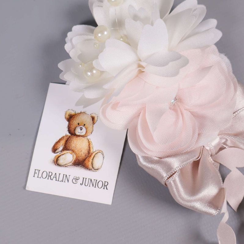 Närbild på etikett från Floralin & Junior vid blomdekor