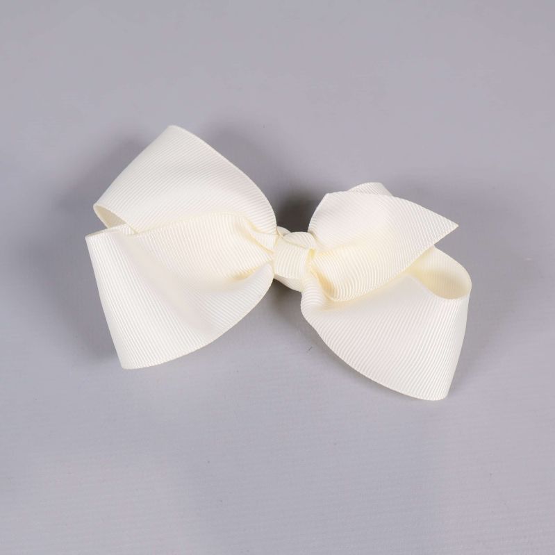 Stor krämvit hårrosett med strukturerad yta