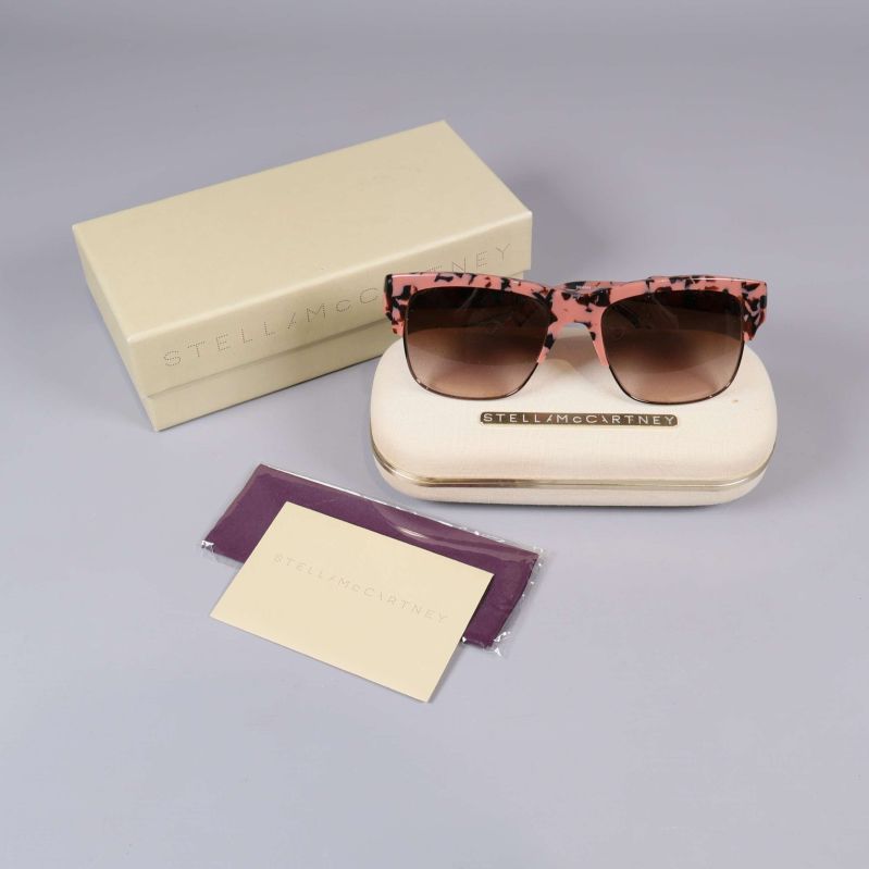 Rosa och svartmönstrade solglasögon med etui och putsduk