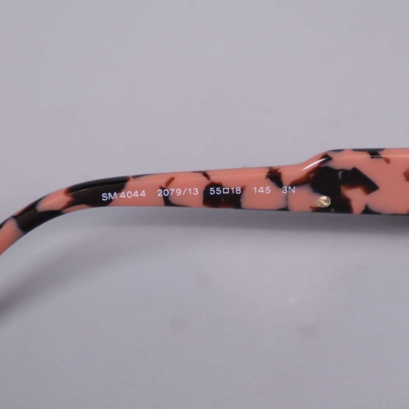 Närbild på modellnummer och mått på solglasögon