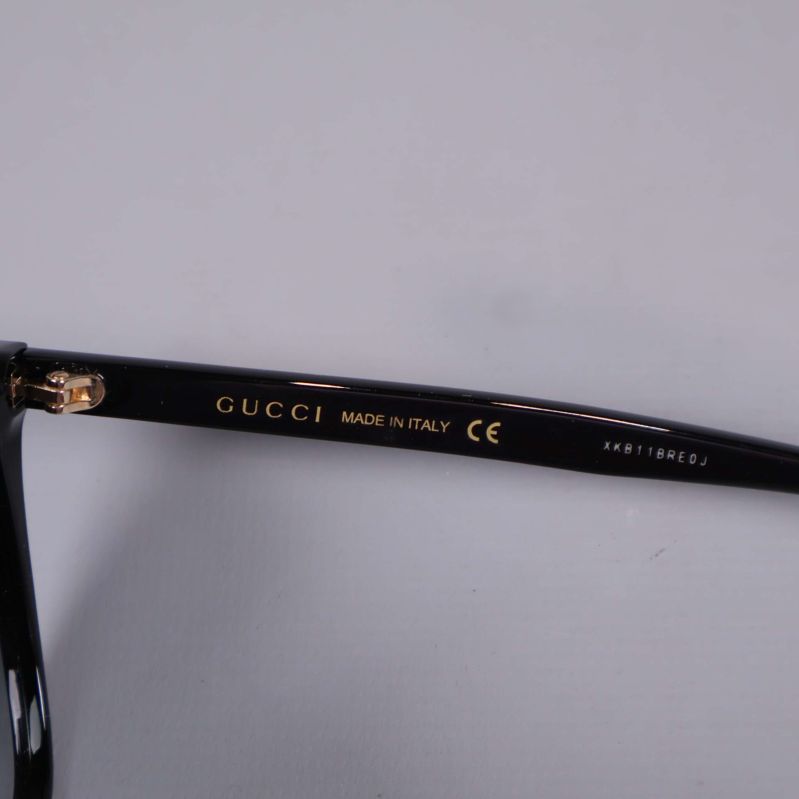 Närbild på insida av skalm med märkning 'Gucci Made in Italy'