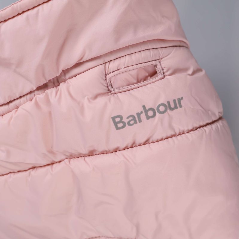 Detalj med Barbour-logga på ljusrosa hundjacka