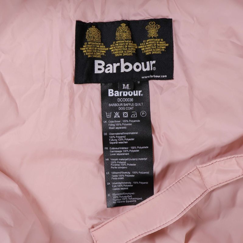 Närbild på Barbour-etikett och materialinformation inuti jackan