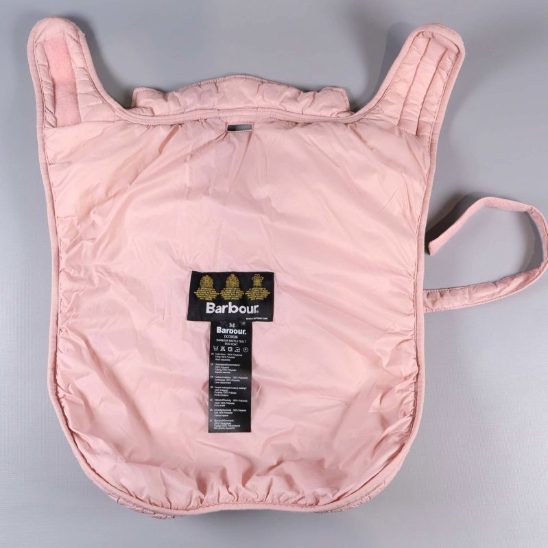 Hundjackan uppvikt och öppen för hel insyn av fodret