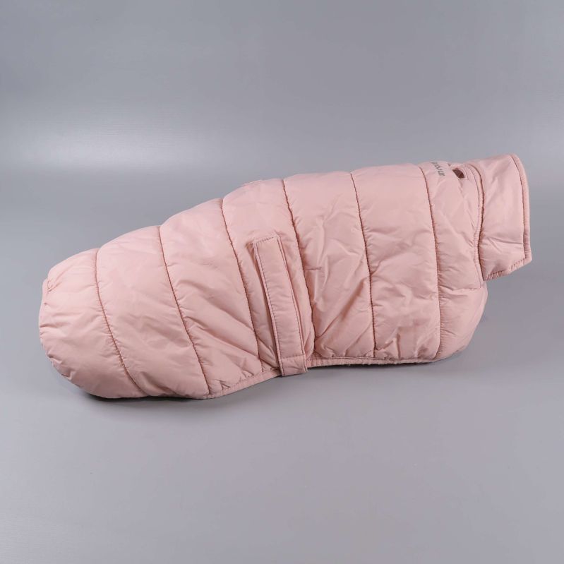 Hundjacka i ljusrosa visad från sidan mot grå bakgrund