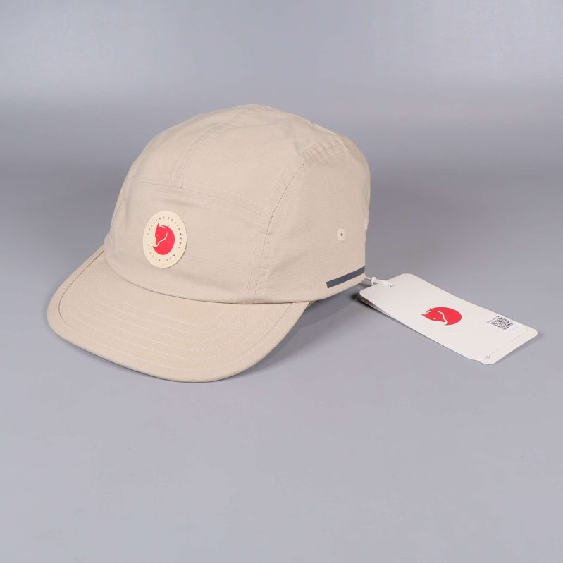 Beige keps med röd broderad logga framtill