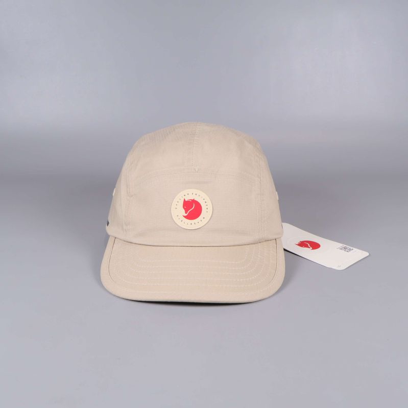 Sidosyn av keps med ventilerande hål och etikett