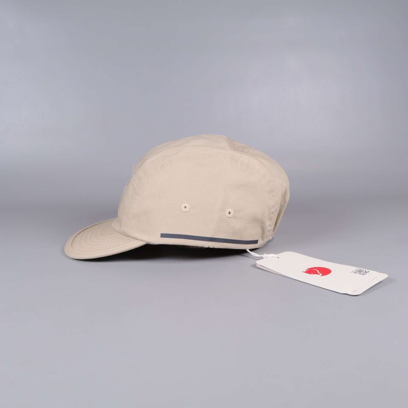 Baksidan av kepsen med resårdetalj