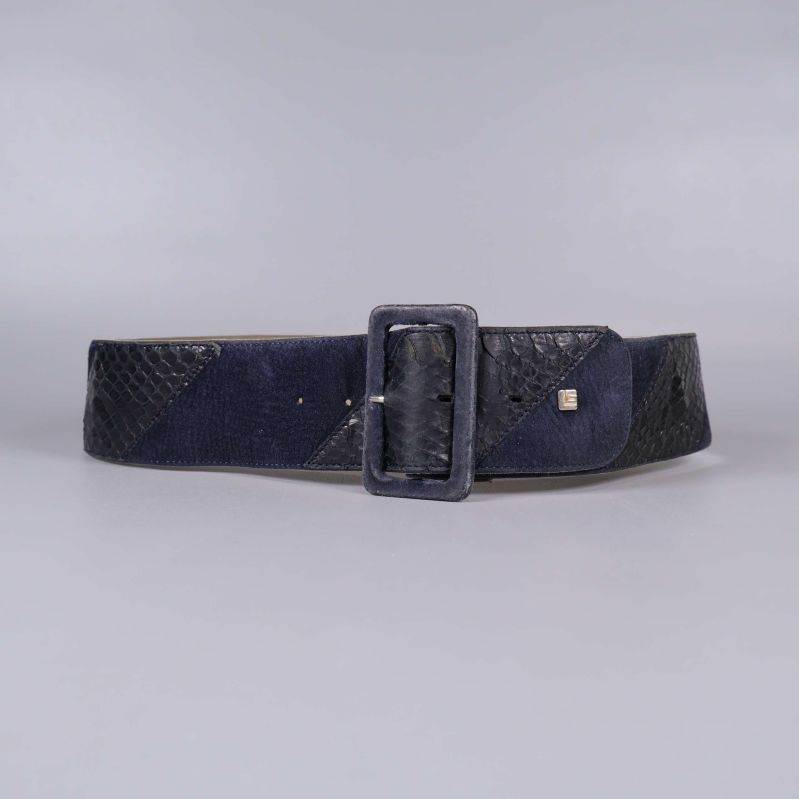 Närbild på bältets stora klädda spänne och textur