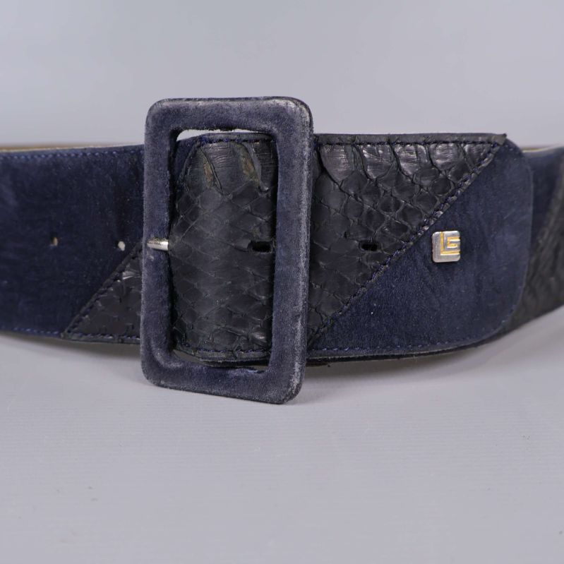 Bältets dekorationer och materialskiftningar syns tydligt