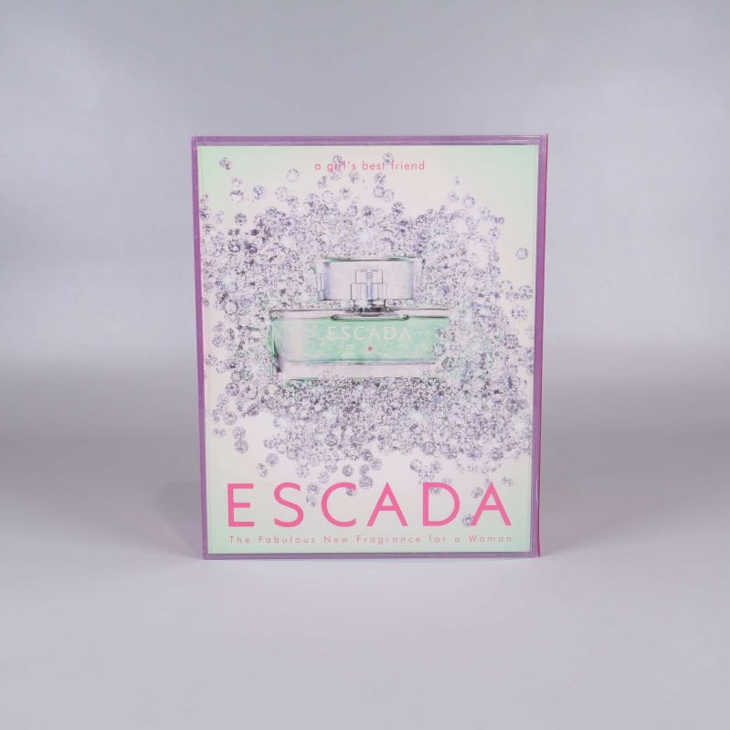 Framsida av presentförpackning med Escada parfym