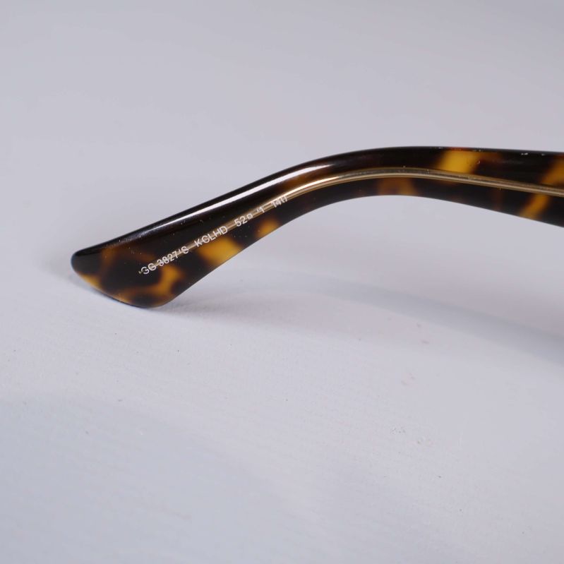 Närbild på andra sidan av skalm med sköldpaddsmönster