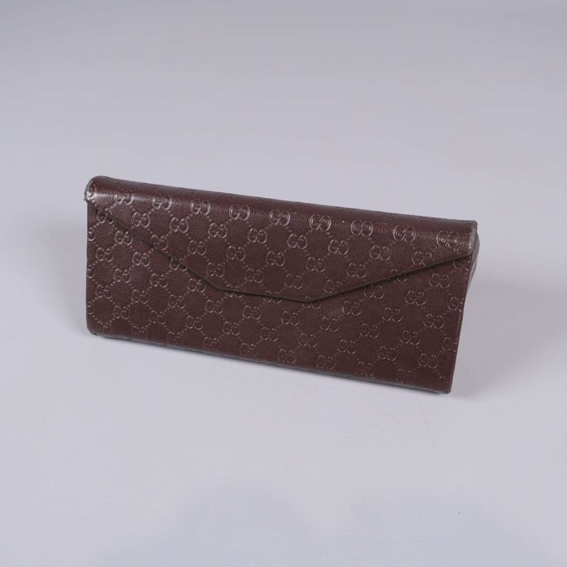 Brunt fodral med präglat mönster för solglasögon