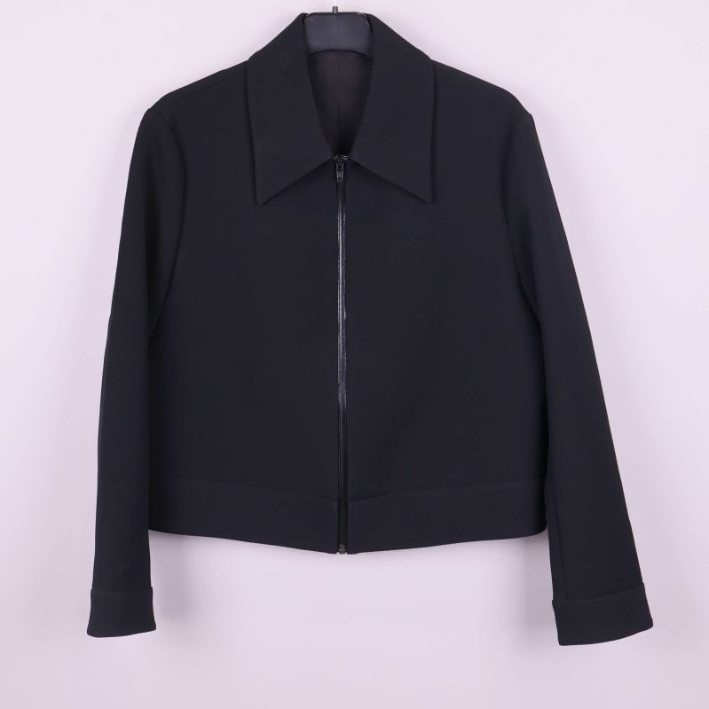 Kort svart jacka med dragkedja och klassisk krage framifrån