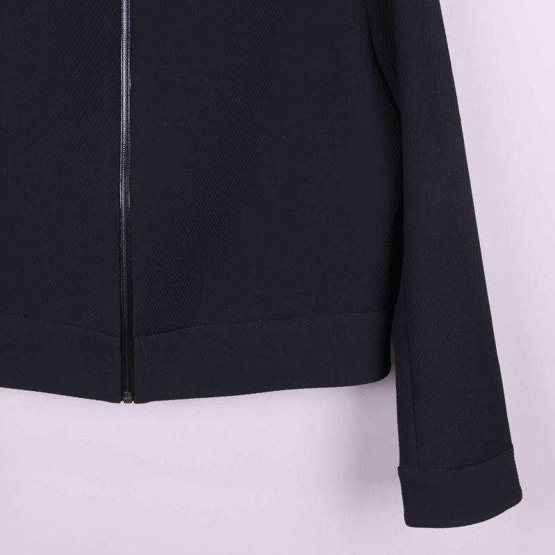 Närbild på nedre delen av jackan med dragkedjestängning