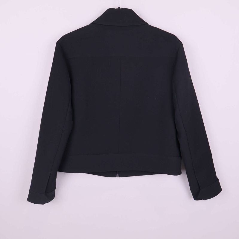 Svart jacka sedd bakifrån med enkel design och raka ärmar