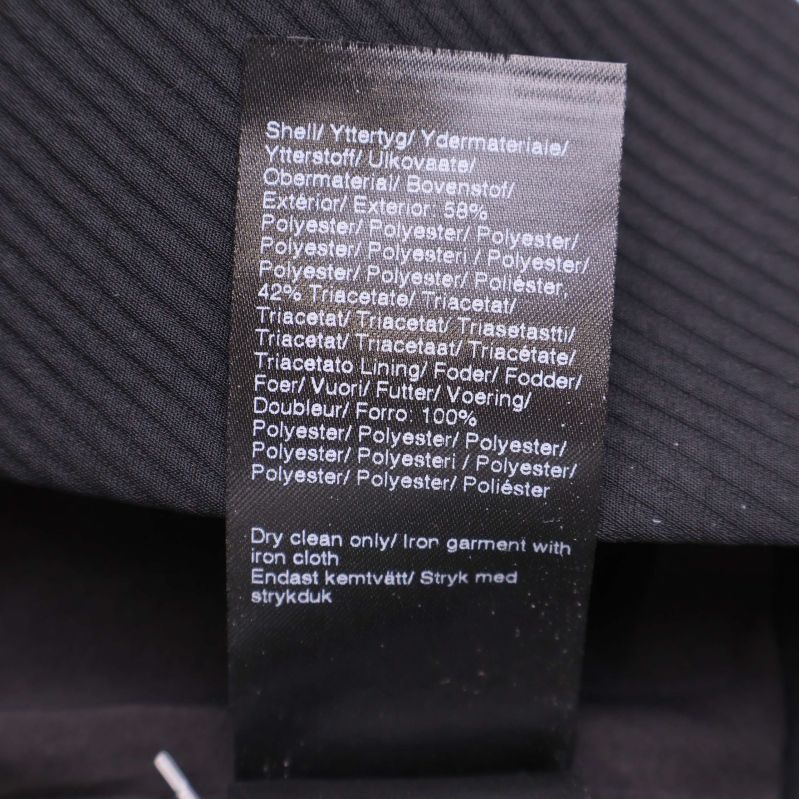 Materialetikett med information om polyester och viskosblandning