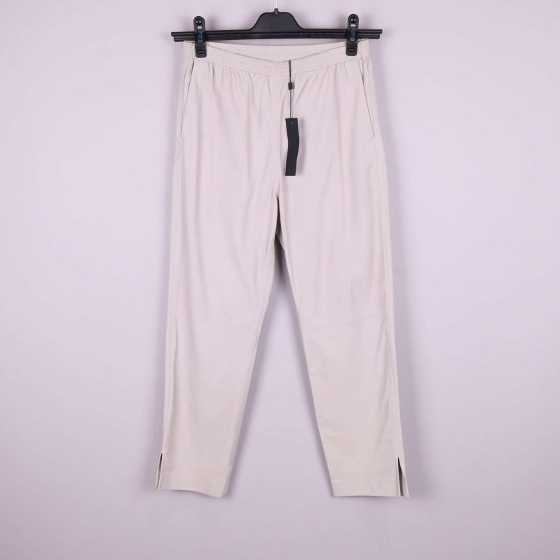 Ljusa sportiga byxor med elastisk midja upphängda på galge