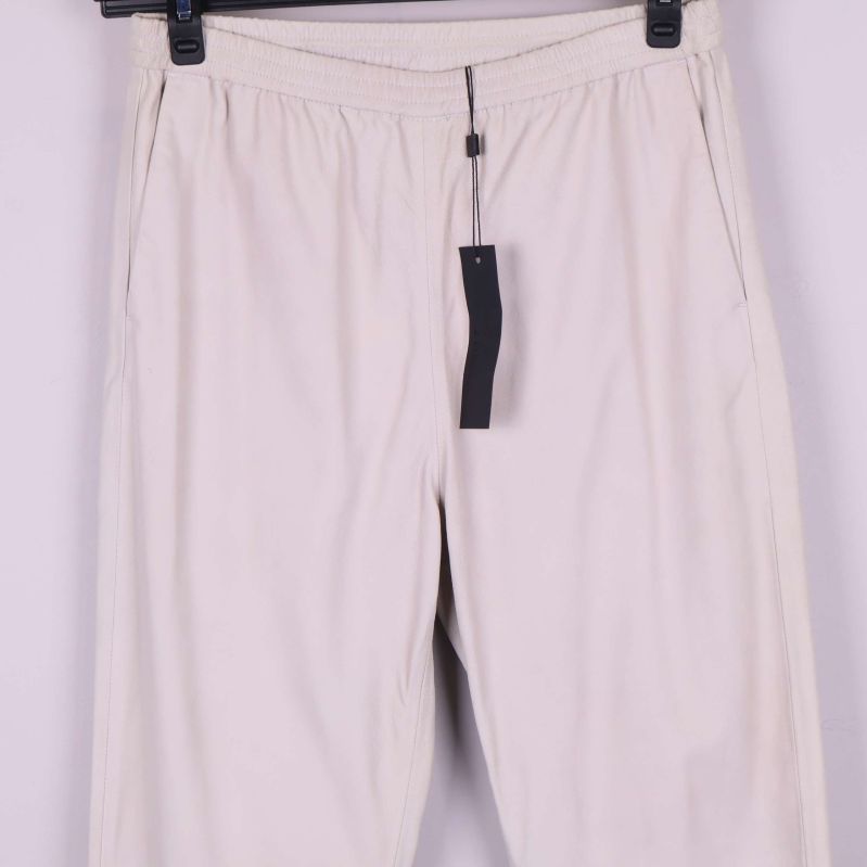 Närbild av midja och fickor på sportiga byxor