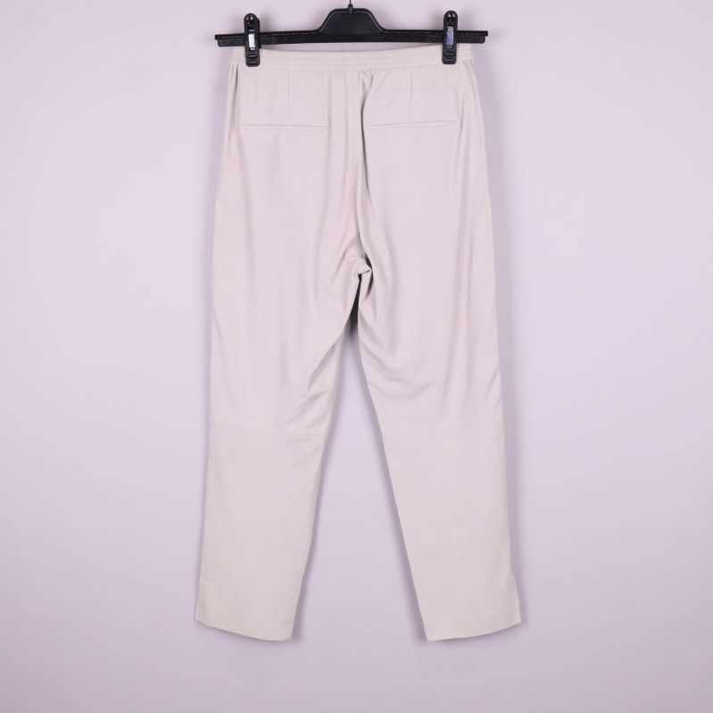 Baksidan av ljusa byxor med fickdetaljer