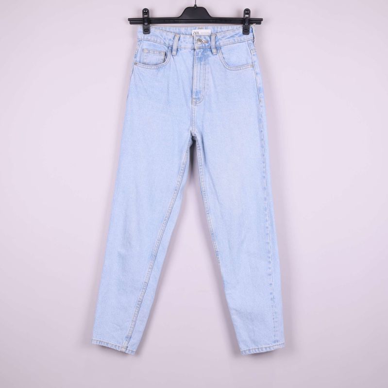 Ljusblå jeans med raka ben framifrån