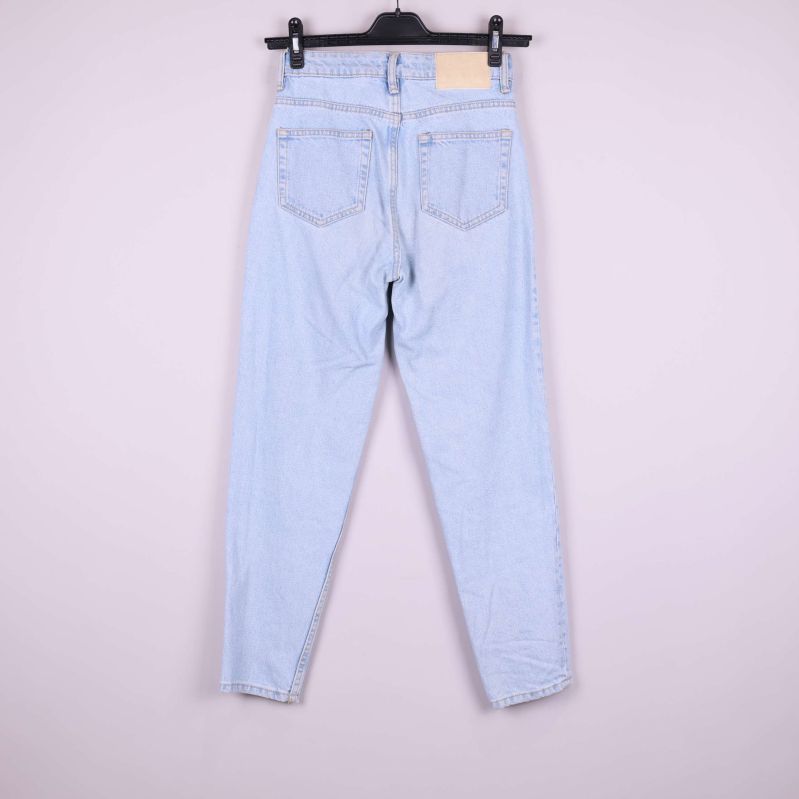 Ljusblå jeans bakifrån med bakfickor