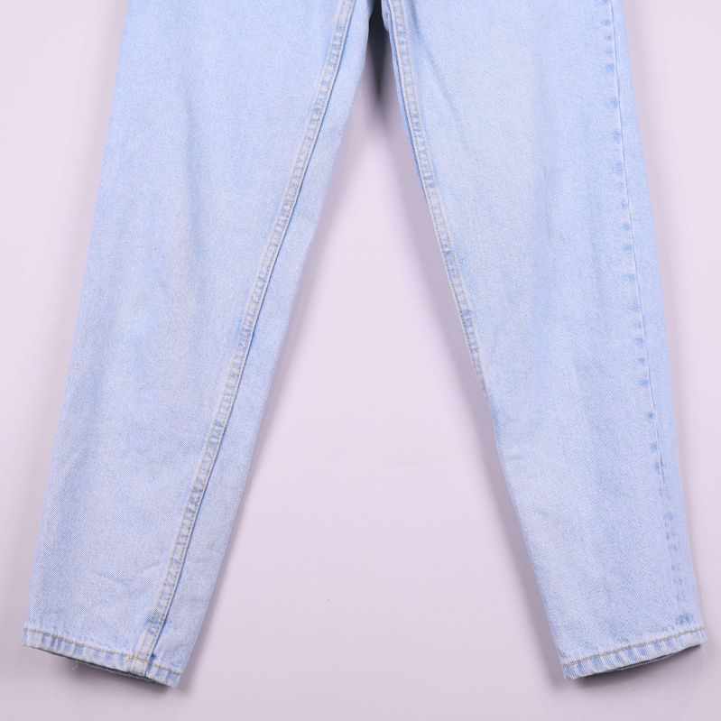 Detalj av raka benslut på ljusblå jeans