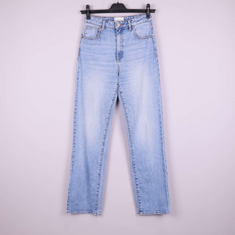 Hela paret ljusblå raka jeans upphängda framifrån