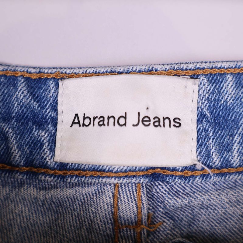 Närbild på Abrand Jeans varumärkesetikett i linningen