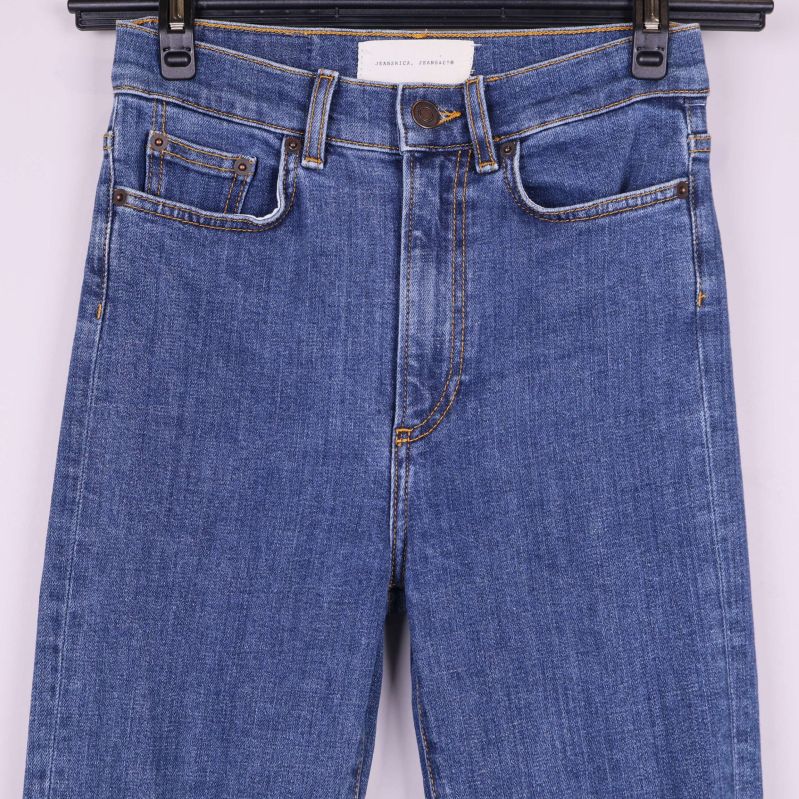 Närbild av jeansens midje- och fickdetaljer