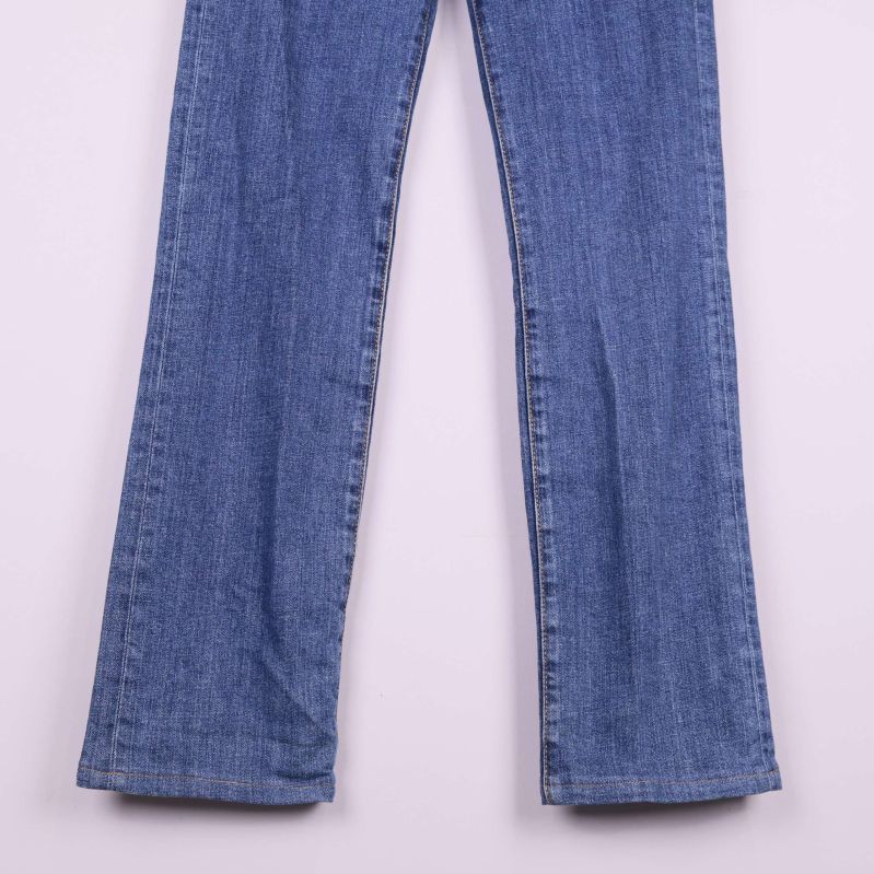 Närbild på nederdelen av de raka jeansbenen