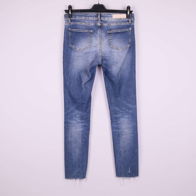 Baksidan av jeans med fickor och råa avslut