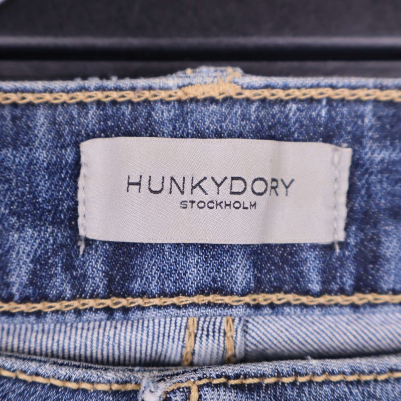 Närbild på Hunkydory logotypen i linningen
