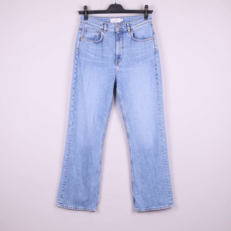 Jeans i ljusblå denim med rak passform framifrån