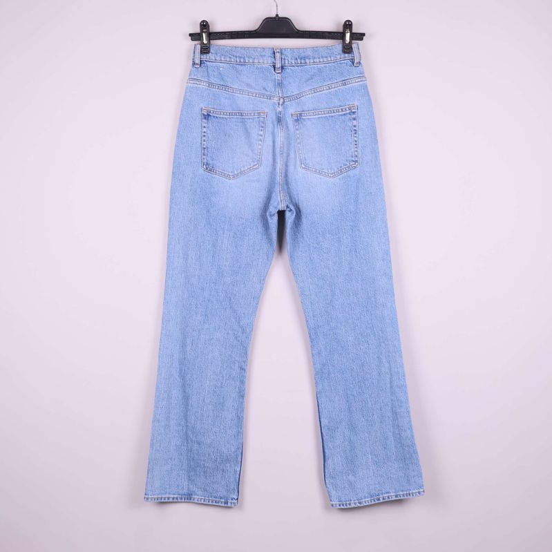 Baksidan av ljusblå raka jeans med två bakfickor