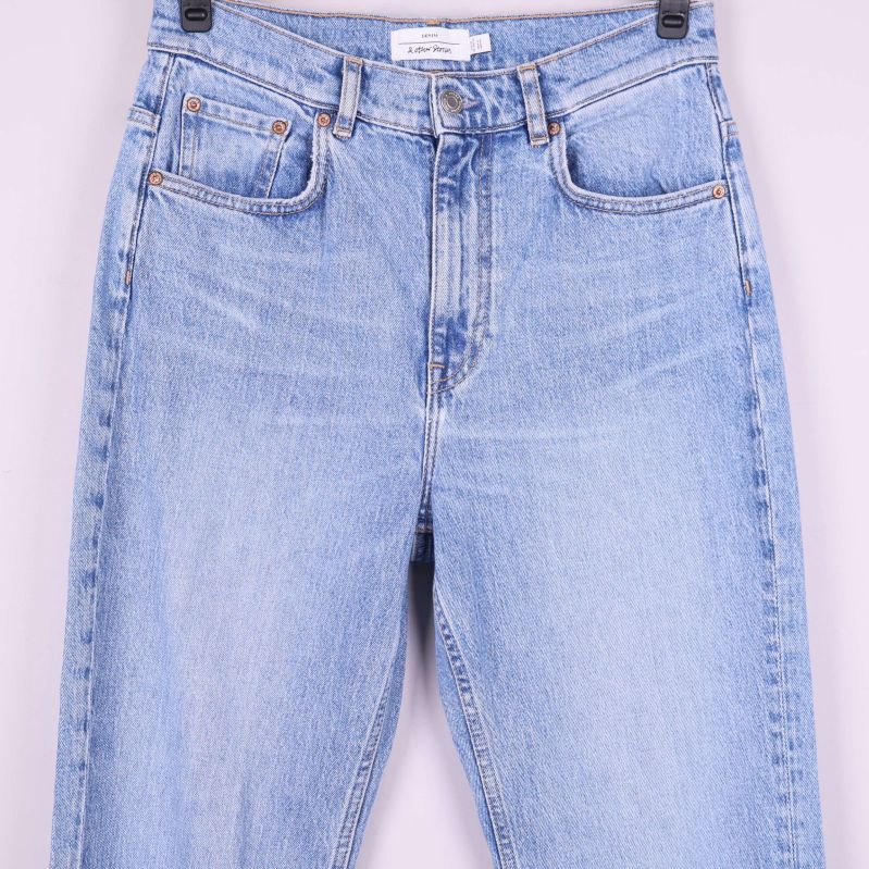 Närbild på jeansens framsida och fickor i ljusblå tvätt