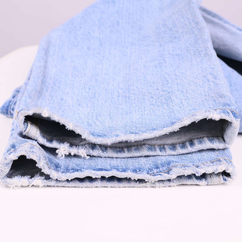 Närbild på trasiga och slitna jeanskanter