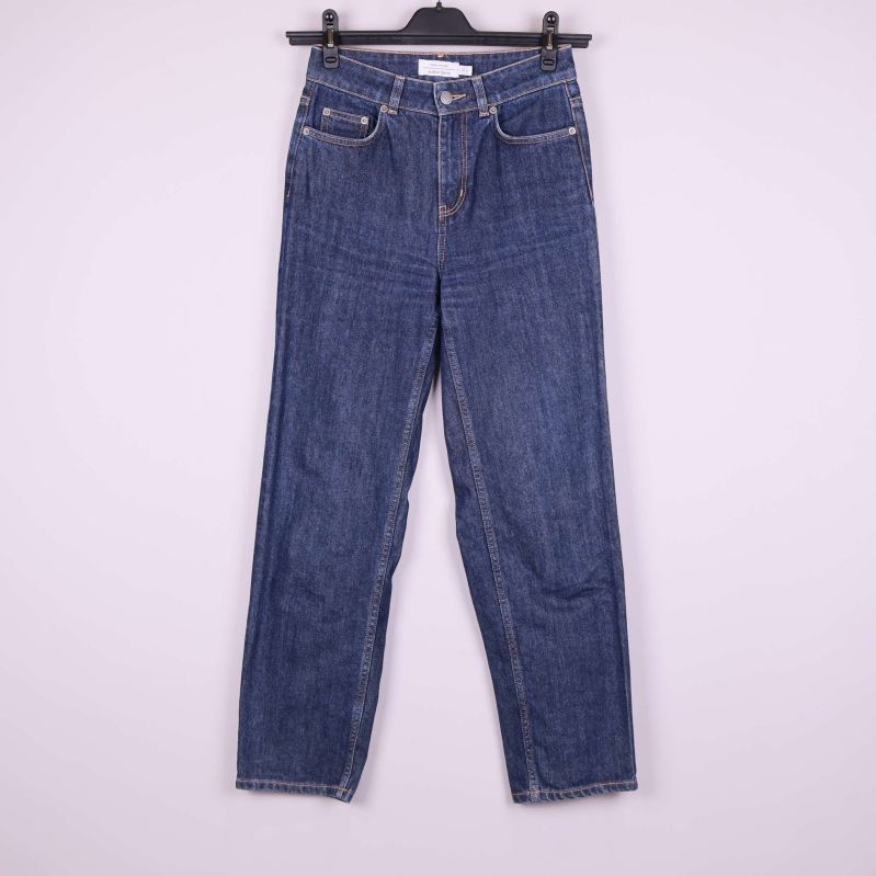 Jeans med hög midja avsmalnande ben sedd framifrån