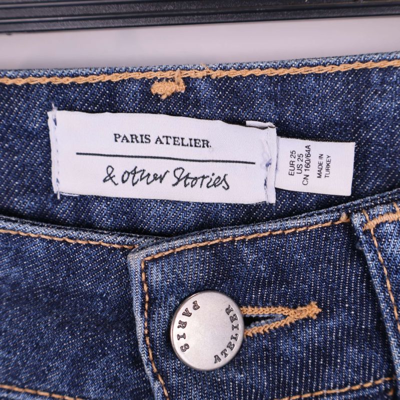 Närbild på etikett från & Other Stories i linningen