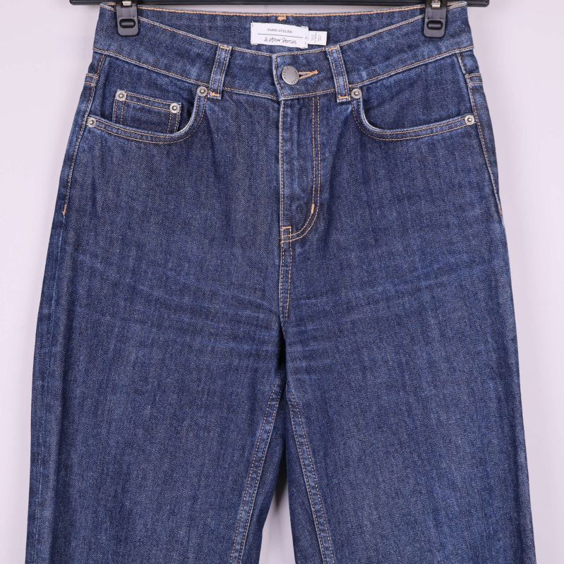 Närbild på jeans med fem fickor och kontrastsömmar